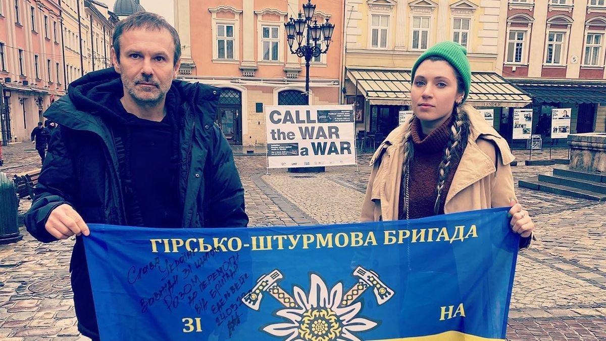 Святослав Вакарчук похвастался взрослой дочерью, которая волонтерит во Львове: редкое фото - Showbiz Святослав Вакарчук похвастался взрослой дочерью, которая волонтерит во Львове: редкое фото - Showbiz