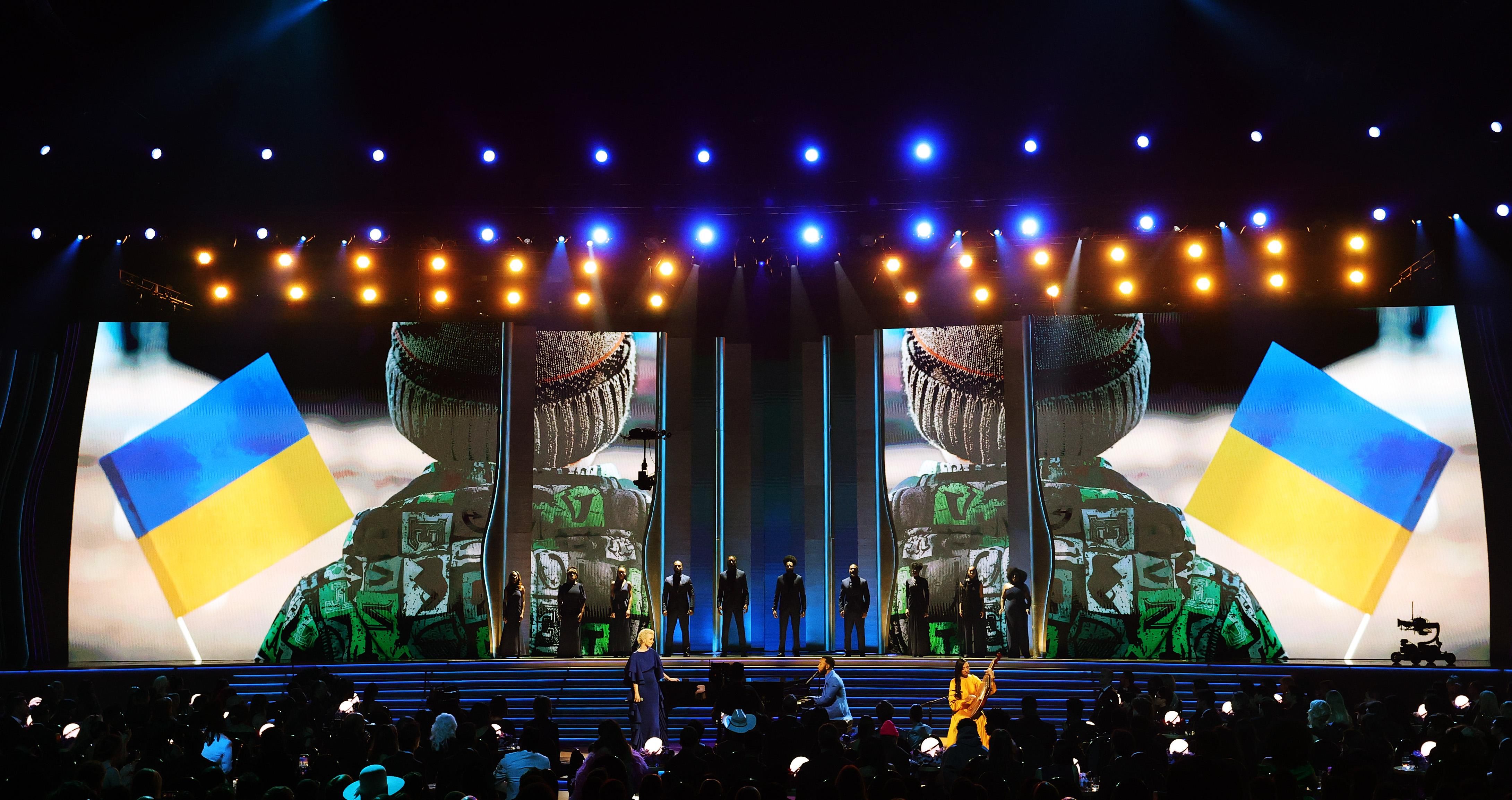 Підтримали українців: на Греммі-2022 показали промовисті кадри з війни - Showbiz Підтримали українців: на Греммі-2022 показали промовисті кадри з війни - Showbiz