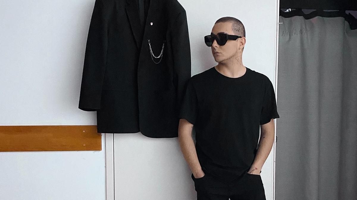 MELOVIN заспівав і зібрав гроші на вечорі пам'ять Паші Лі, який загинув під Ірпенем - Showbiz MELOVIN заспівав і зібрав гроші на вечорі пам'ять Паші Лі, який загинув під Ірпенем - Showbiz