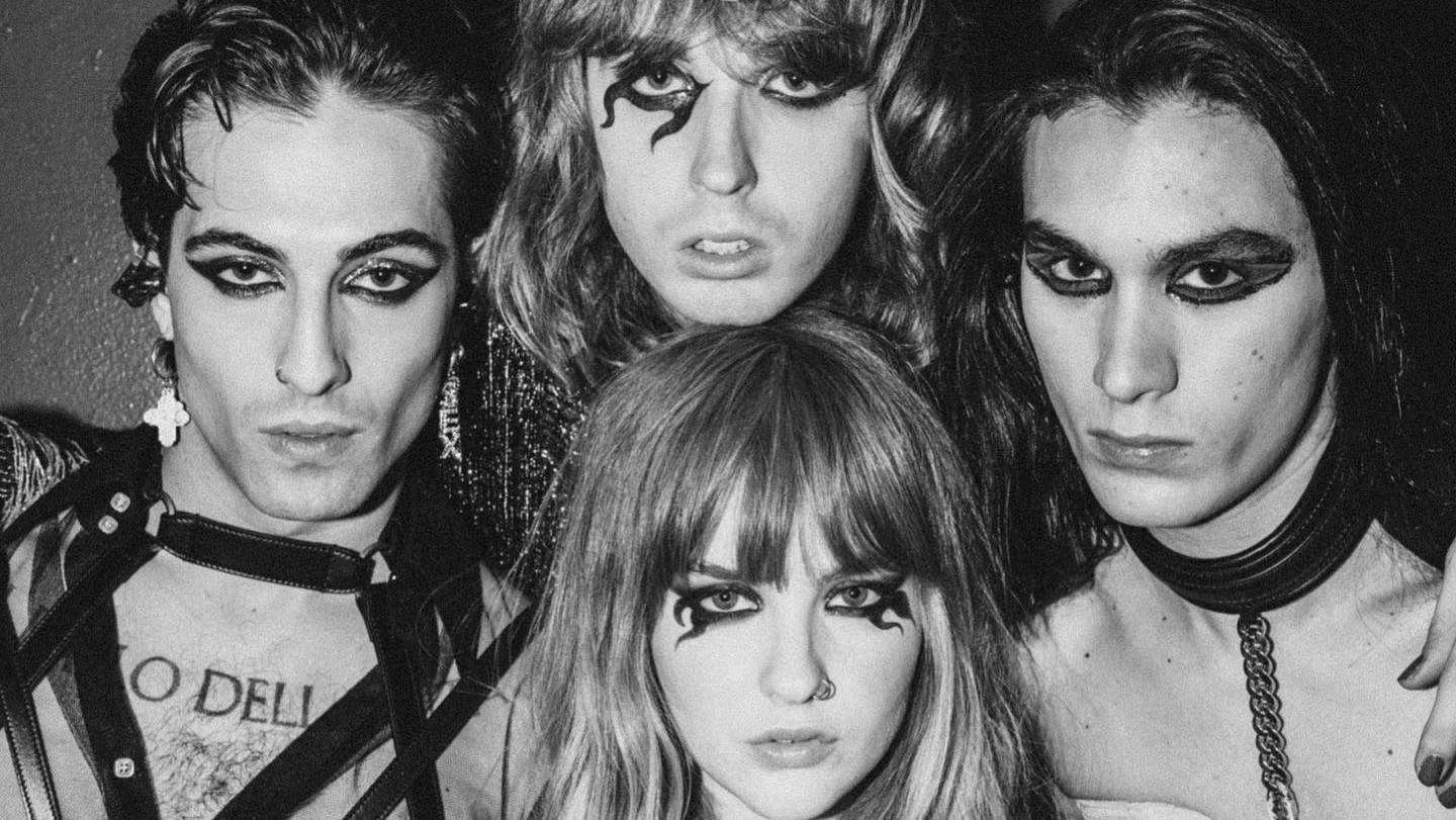 "Як ви спите вночі": Måneskin підтримали Україну потужною піснею з кадрами війни - Showbiz "Як ви спите вночі": Måneskin підтримали Україну потужною піснею з кадрами війни - Showbiz