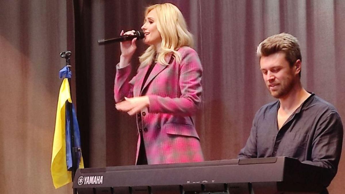 Ирина Федишин и Евгений Хмара выступили для военных на Львовщине: трогательные кадры - Showbiz Ирина Федишин и Евгений Хмара выступили для военных на Львовщине: трогательные кадры - Showbiz