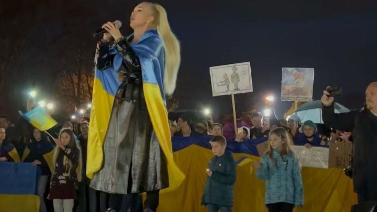 Катерина Бужинська виступила на мітингу в Болгарії, де вшанували жертв війни в Україні - Showbiz Катерина Бужинська виступила на мітингу в Болгарії, де вшанували жертв війни в Україні - Showbiz