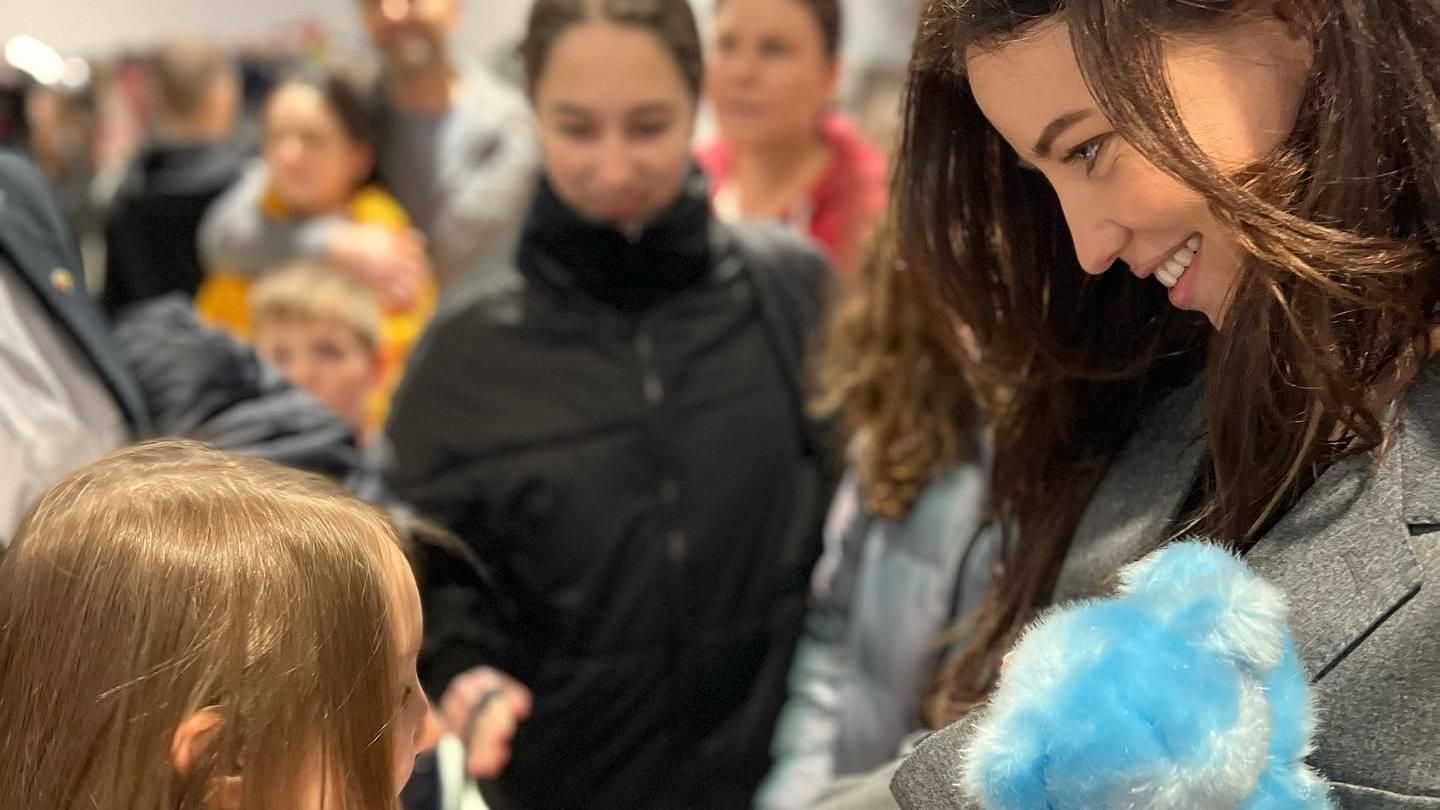 Надя Дорофєєва провідала українських біженців у Варшаві: "Вражена, як тепло тут приймають" - Showbiz Надя Дорофєєва провідала українських біженців у Варшаві: "Вражена, як тепло тут приймають" - Showbiz