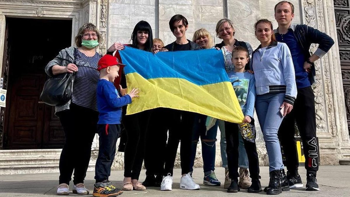 Солистка Go_A поддержала переселенцев из Украины на главной площади в Турине - Showbiz