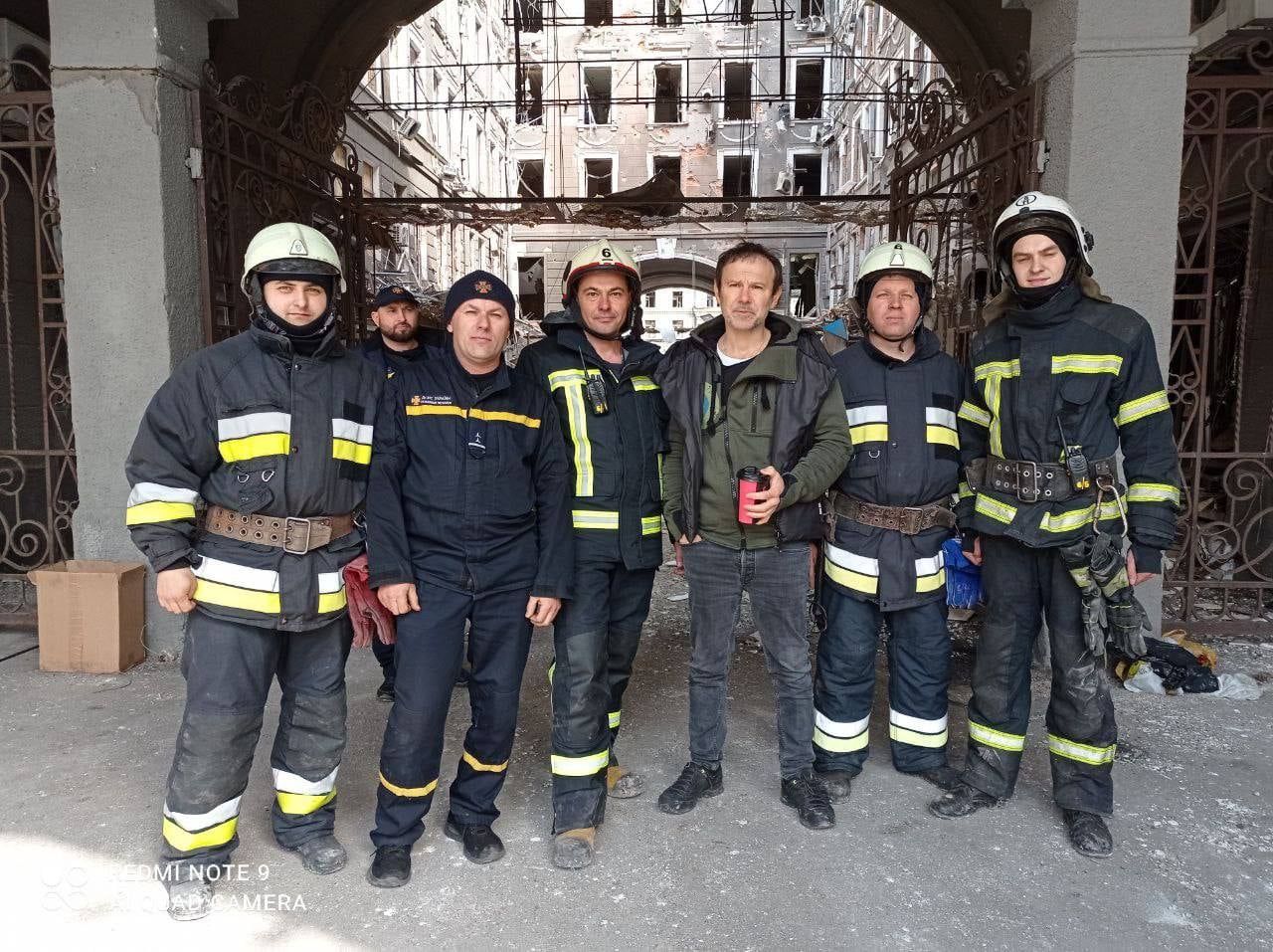Вакарчук показал неповрежденный альбом "Океана Эльзы", найденный под завалами в Харькове Вакарчук показал неповрежденный альбом "Океана Эльзы", найденный под завалами в Харькове