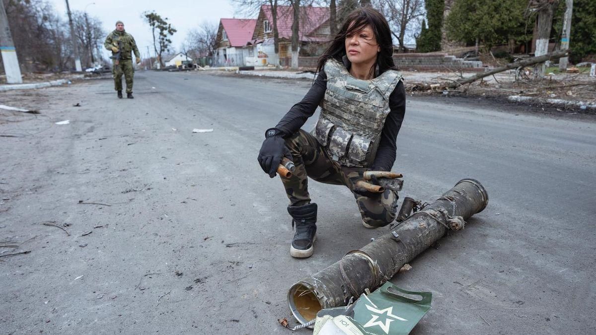 Слезы на глазах: Руслана во Львовской области встретилась с бежавшей от орков пенсионеркой - Showbiz Слезы на глазах: Руслана во Львовской области встретилась с бежавшей от орков пенсионеркой - Showbiz