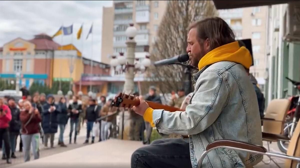 "БЕЗ ОБМЕЖЕНЬ" дал концерт в разрушенном орками Ирпене, где выступал за месяц до войны - Showbiz "БЕЗ ОБМЕЖЕНЬ" дал концерт в разрушенном орками Ирпене, где выступал за месяц до войны - Showbiz