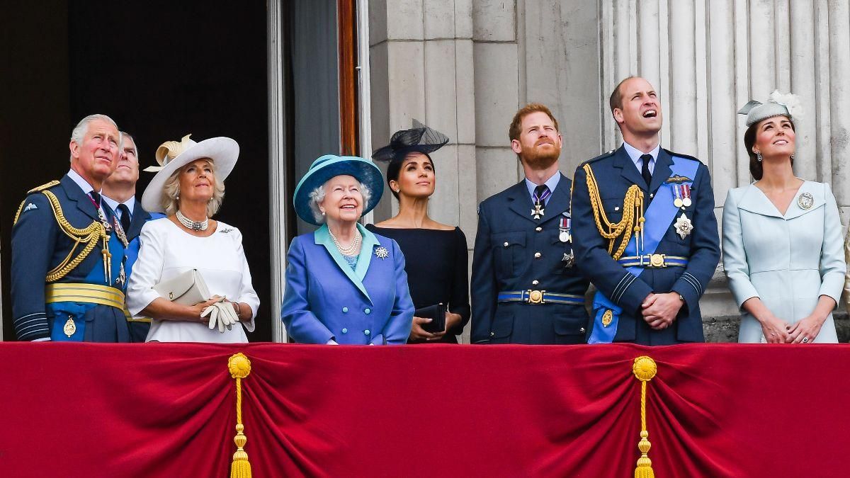 Елизавета II пригласила Гарри и Меган явиться всем вместе на балконе Букингемского дворца - Showbiz