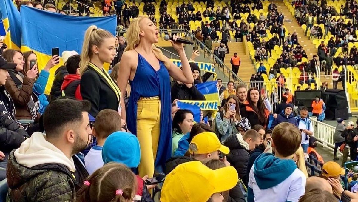 Не змогла стримати сліз: Полякова виконала гімн України на матчі Фенербахче — Шахтар у Стамбулі - Showbiz
