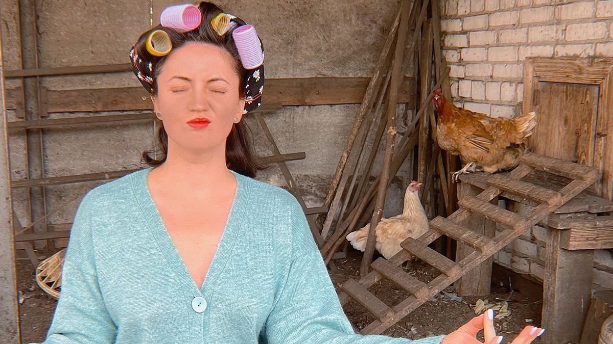 "Быть красивой в военное время – не стыдно": Оля Цыбульская сфотографировалась с бигудями в курятнике - Showbiz