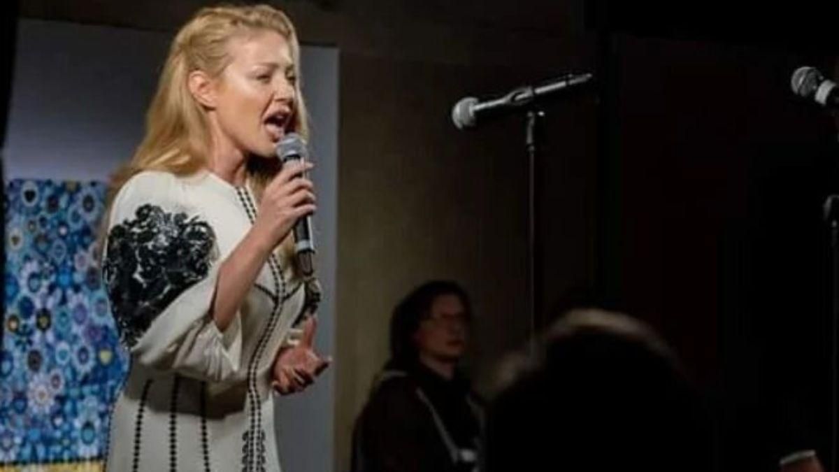 В вышиванке: Тина Кароль исполнила гимн на открытии выставки об Украине на Венецианской биеннале - Showbiz