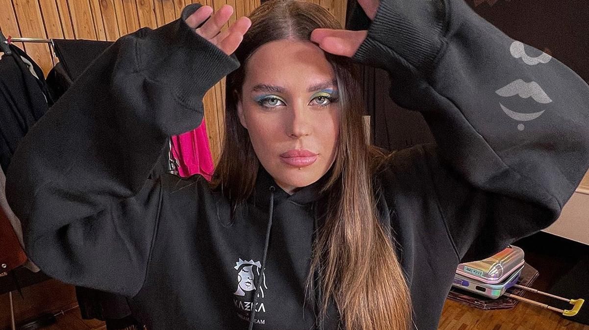 Александра Зарицкая из KAZKA рассказала, что россияне ворвались и разграбили ее дом под Гостомелем - Showbiz Александра Зарицкая из KAZKA рассказала, что россияне ворвались и разграбили ее дом под Гостомелем - Showbiz