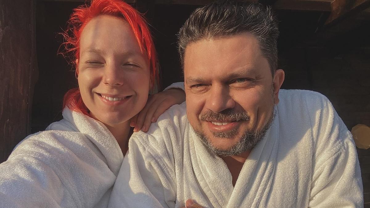 Світлана Тарабарова пояснила, чому чоловік гастролює з нею, а не йде до ЗСУ - Showbiz Світлана Тарабарова пояснила, чому чоловік гастролює з нею, а не йде до ЗСУ - Showbiz