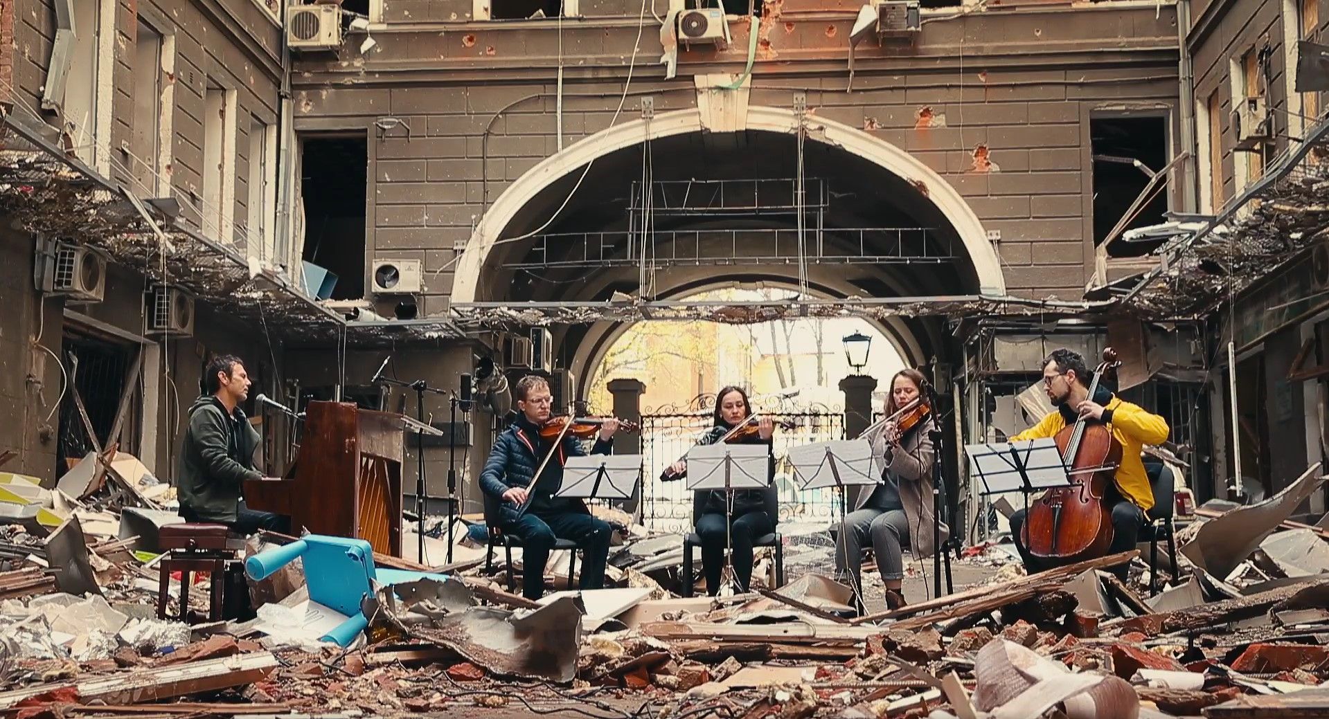 Для Венецианской биеннале  Океан Эльзы снял чувствительное видео "Обійми" в руинах Харькова - Showbiz