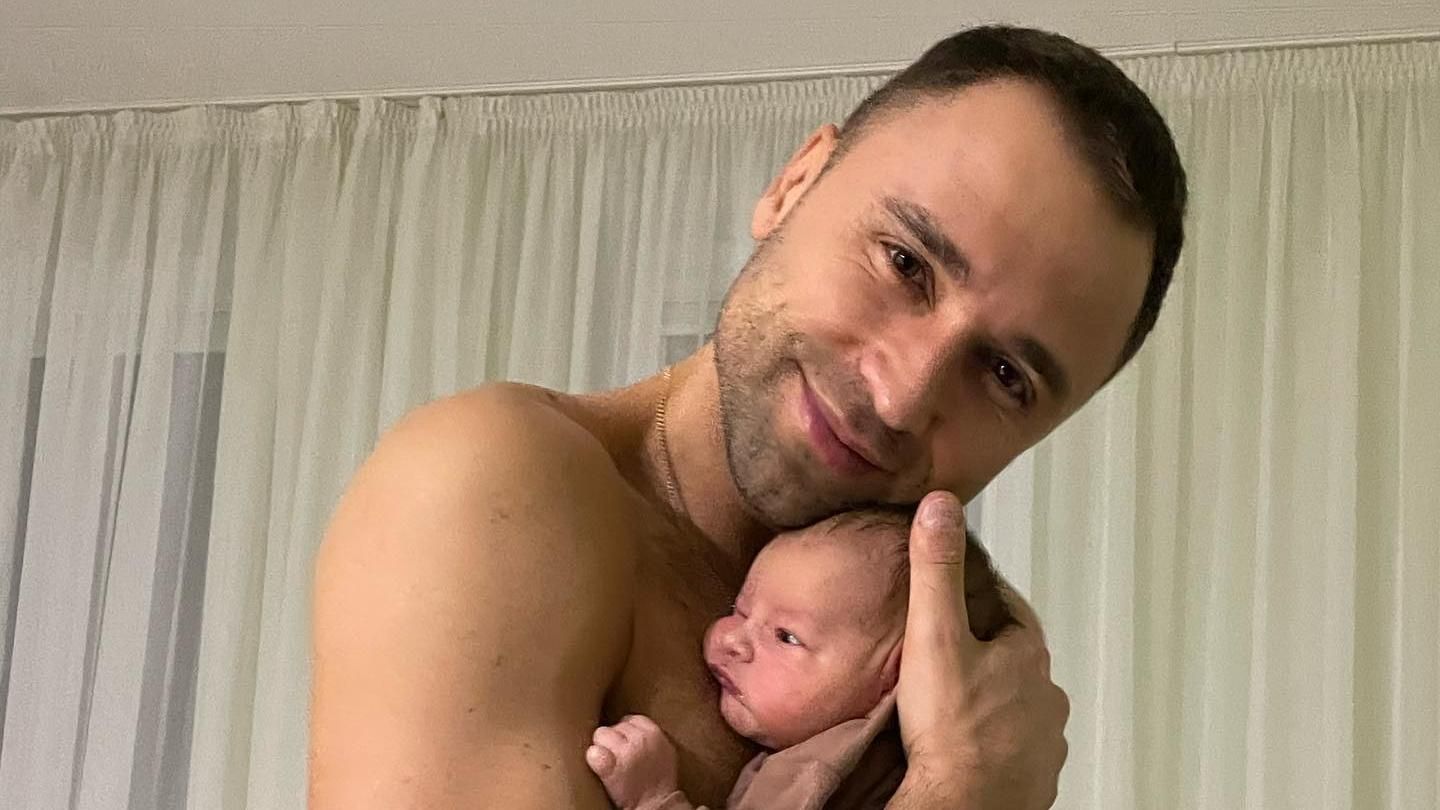 "Поки ми не поряд, переглядаю сімейні відео" Макс Михайлюк ніжно привітав доньку з першим роком - Showbiz "Поки ми не поряд, переглядаю сімейні відео" Макс Михайлюк ніжно привітав доньку з першим роком - Showbiz