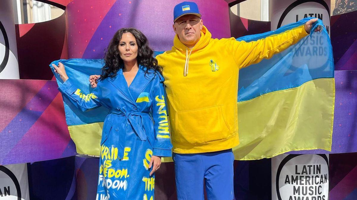 В сине-желтых нарядах  Потап и Настя Каменских выступили на премии в США - Showbiz