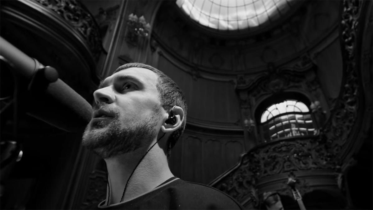 Kalush записав хіт Stefania у Будинку вчених у Львові символічне відео серед матраців і подушок - Showbiz Kalush записав хіт Stefania у Будинку вчених у Львові символічне відео серед матраців і подушок - Showbiz