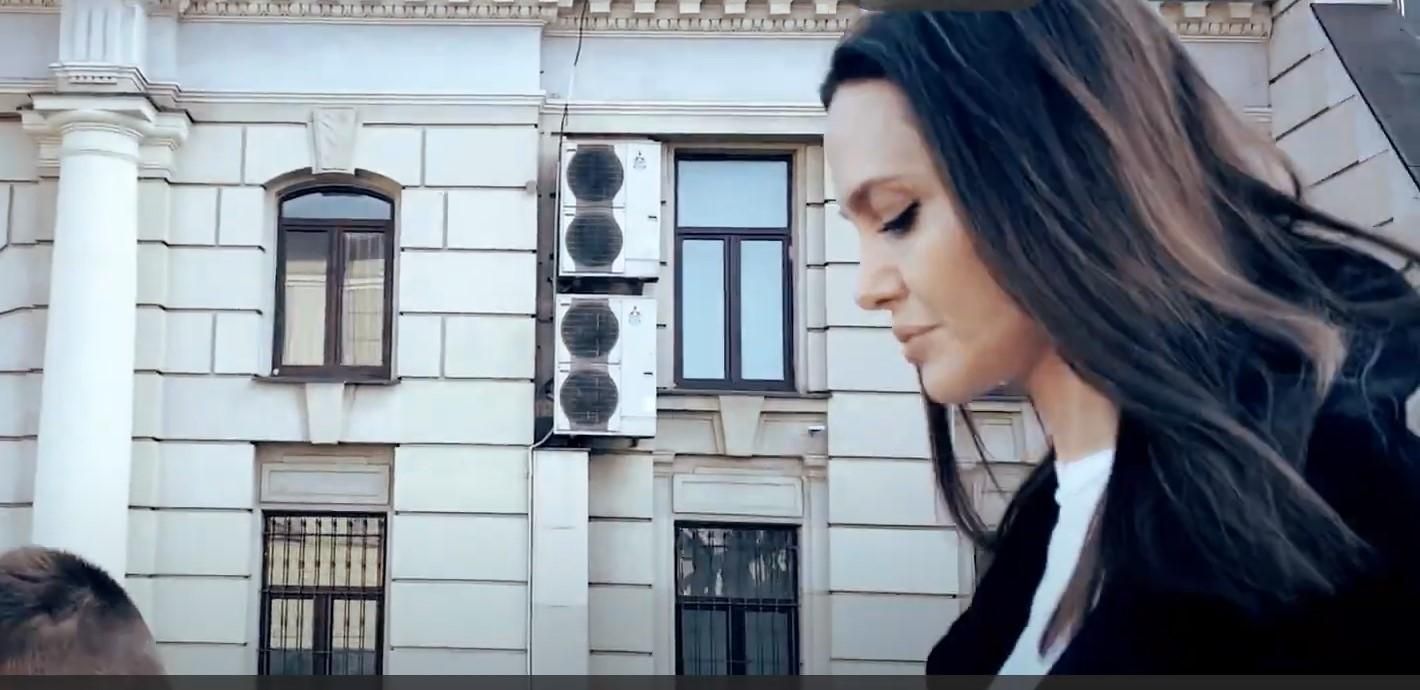 Во время тревоги Джоли со всеми остальными побежала в укрытие: видео Во время тревоги Джоли со всеми остальными побежала в укрытие: видео