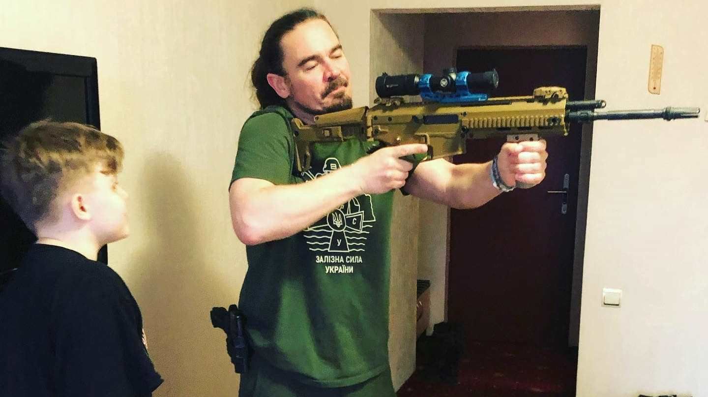 "Який час, таке й дозвілля" Фагот показав, як навчає сина поводитись зі зброєю - Showbiz "Який час, таке й дозвілля" Фагот показав, як навчає сина поводитись зі зброєю - Showbiz