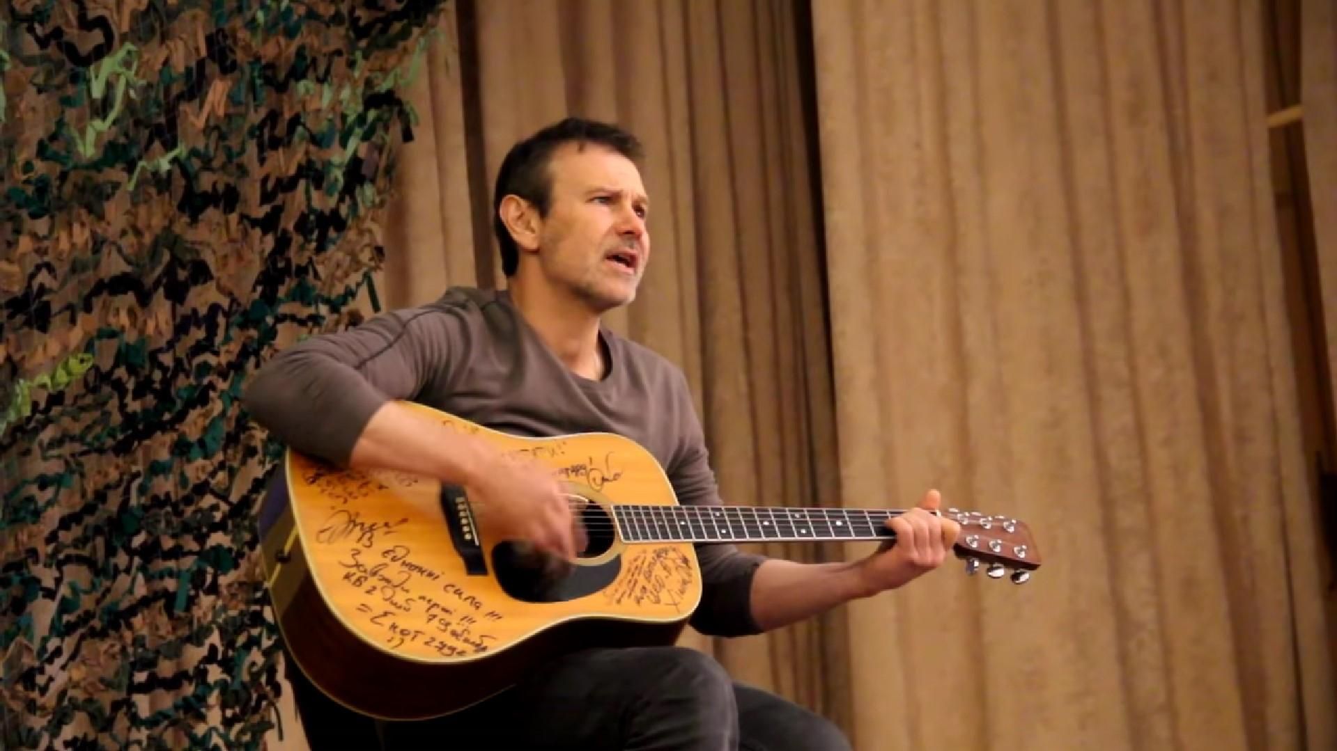 Святослав Вакарчук посетил Одессу с концертом к морским пехотинцам - Showbiz Святослав Вакарчук посетил Одессу с концертом к морским пехотинцам - Showbiz