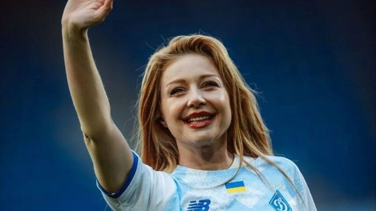 Тина Кароль спела гимн Украины во время матча Динамо – Базель в Швейцарии  мощное видео - Showbiz