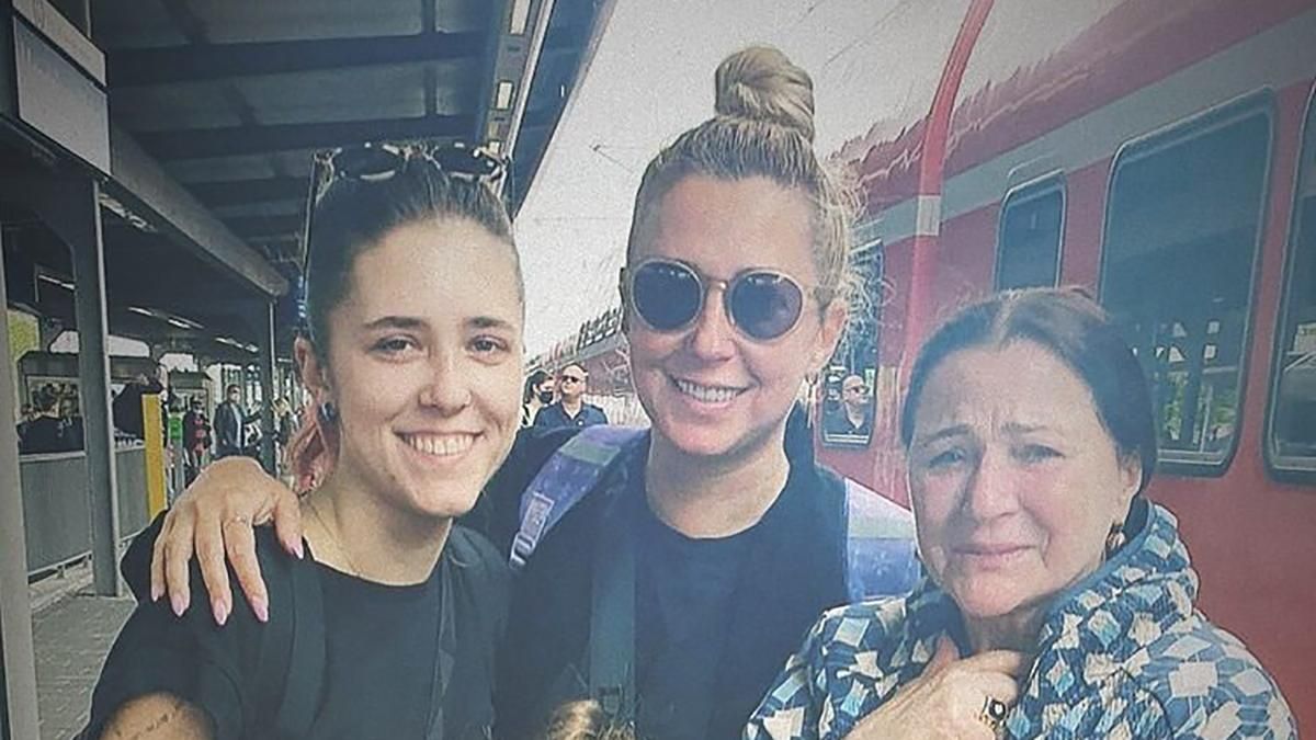 74-річна Ніна Матвієнко зі сльозами зустрічала доньку та онучок на вокзалі в Німеччині  відео - Showbiz