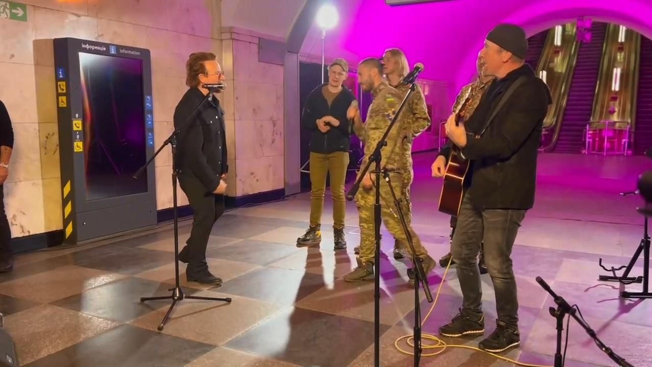 На запрошення Зеленського  чому Боно та Едж з U2 приїхали в Україну - Showbiz