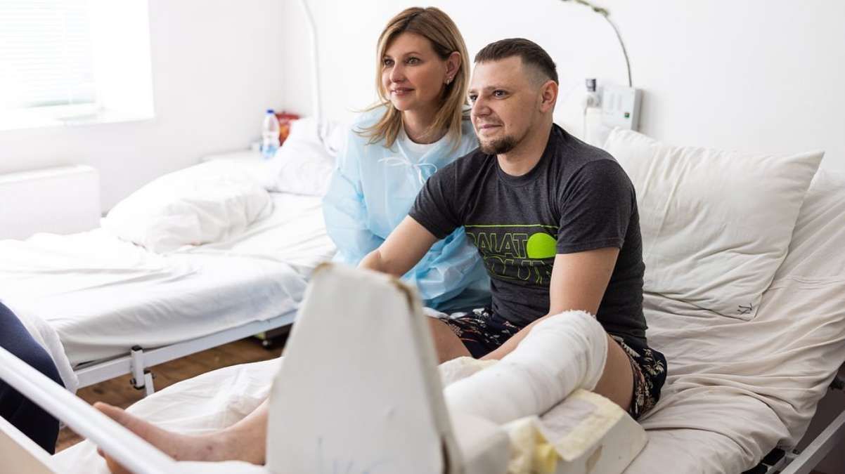 Олена Зеленська зустрілася з пораненими військовими в Ужгороді її перший вихід за час війни - Showbiz Олена Зеленська зустрілася з пораненими військовими в Ужгороді її перший вихід за час війни - Showbiz