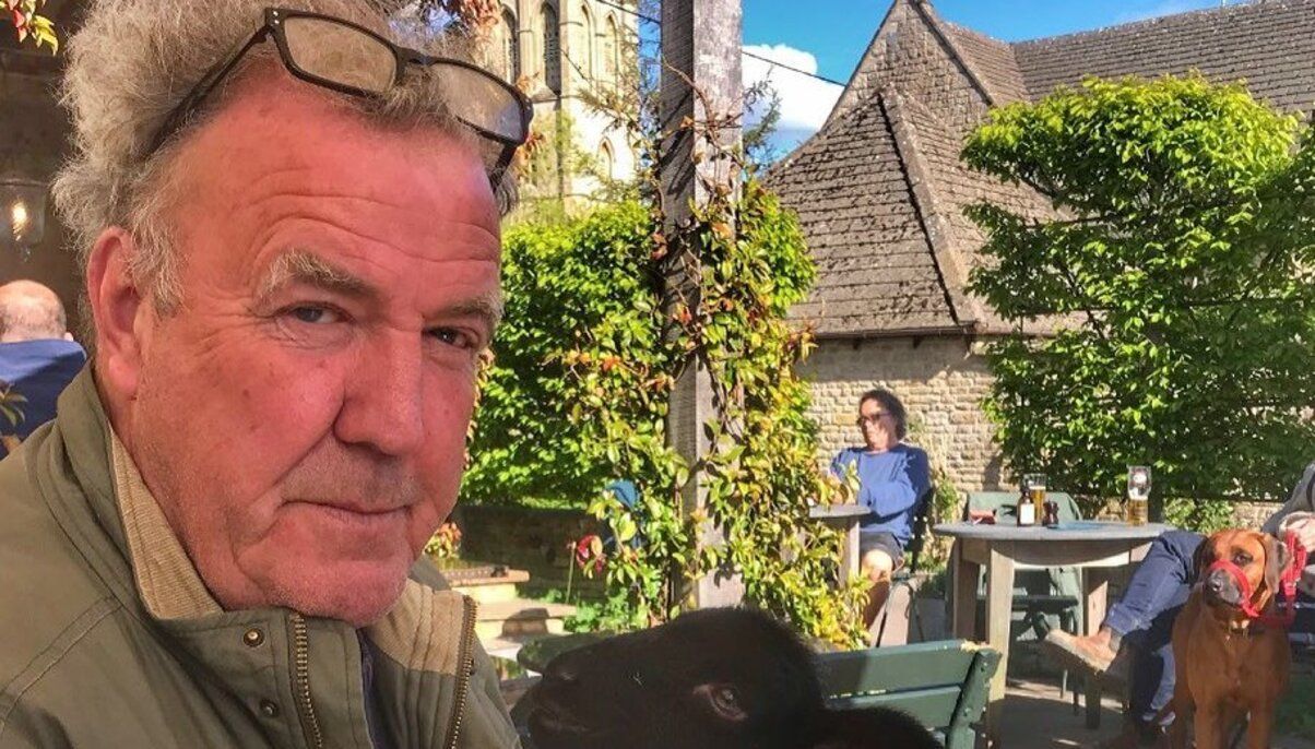 Не пустые, а с гуманитаркой Джереми Кларксон передал Украине мощные пикапы для эвакуации - Showbiz Не пустые, а с гуманитаркой Джереми Кларксон передал Украине мощные пикапы для эвакуации - Showbiz