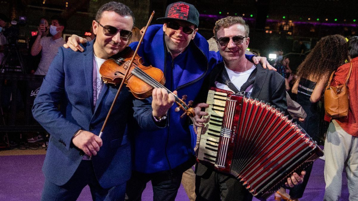 Представники Молдови на Євробаченні-2022 за лаштунками зіграли "Несе Галя воду" запальне відео - Showbiz Представники Молдови на Євробаченні-2022 за лаштунками зіграли "Несе Галя воду" запальне відео - Showbiz