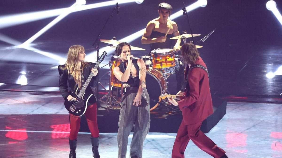 Победители Евровидения-2021 Måneskin выступили в Турине видео зажигательных итальянцев - Showbiz Победители Евровидения-2021 Måneskin выступили в Турине видео зажигательных итальянцев - Showbiz