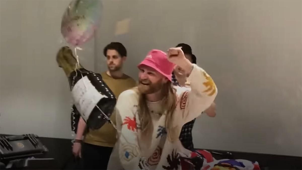 Британец с Евровидения-2022 вернулся домой в розовой панаме от Kalush Orchestra видео - Showbiz Британец с Евровидения-2022 вернулся домой в розовой панаме от Kalush Orchestra видео - Showbiz