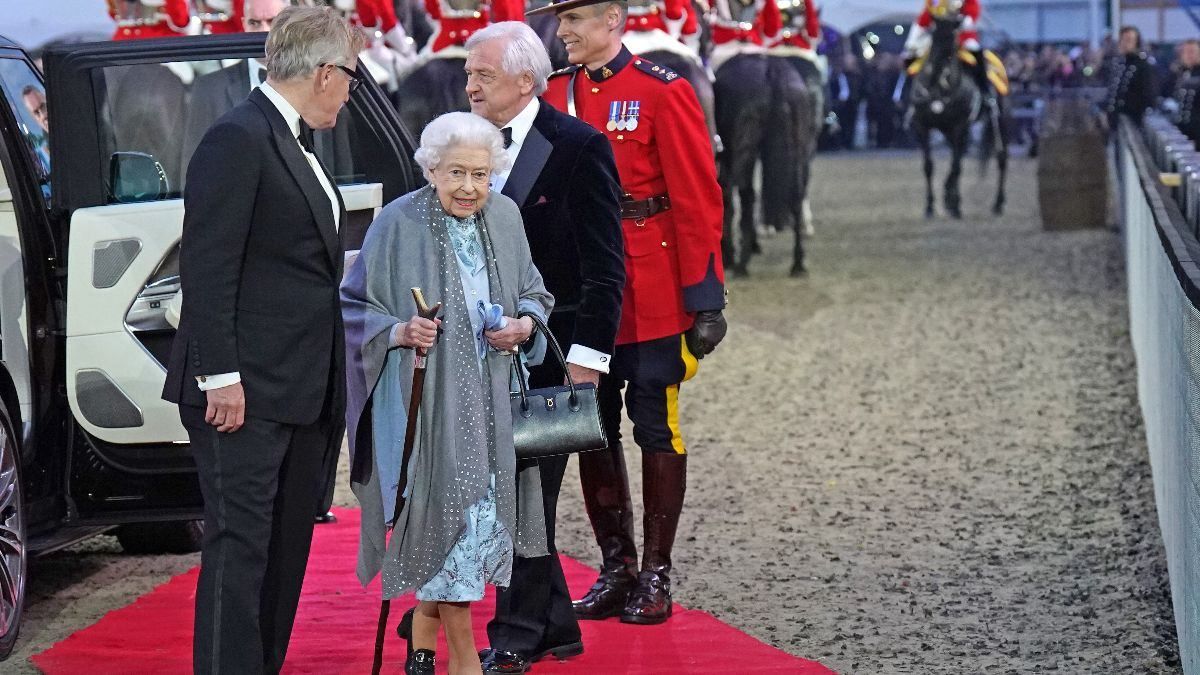 Єлизавета II відвідала кінне шоу до її платинового ювілею  фото королеви з червоної доріжки - Showbiz