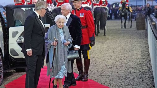 Елизавета II посетила конное шоу к ее платиновому юбилею: фото королевы с красной дорожки
