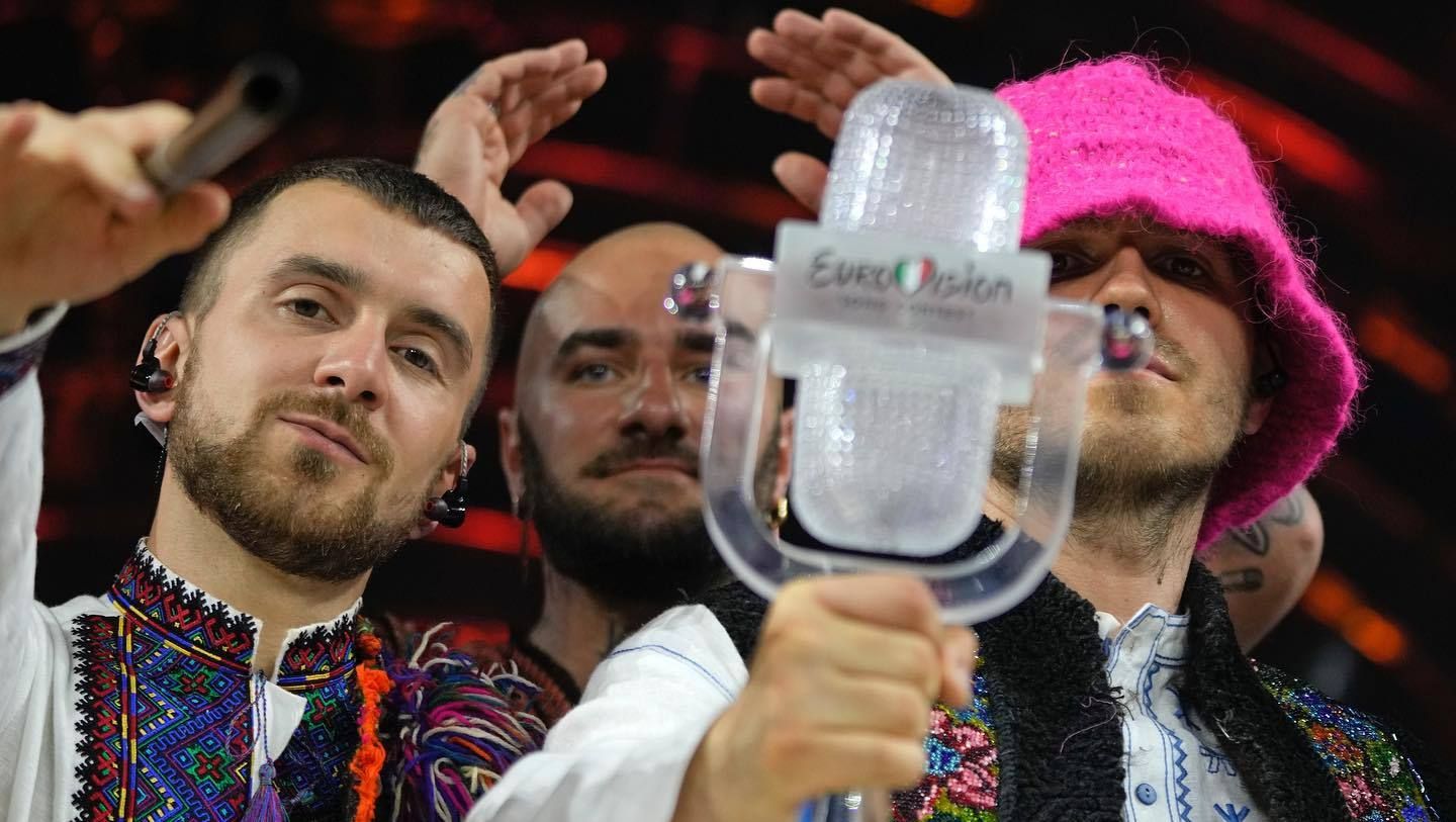 Kalush Orchestra повернулись до України як зустрічали переможців Євробачення-2022 - Showbiz Kalush Orchestra повернулись до України як зустрічали переможців Євробачення-2022 - Showbiz