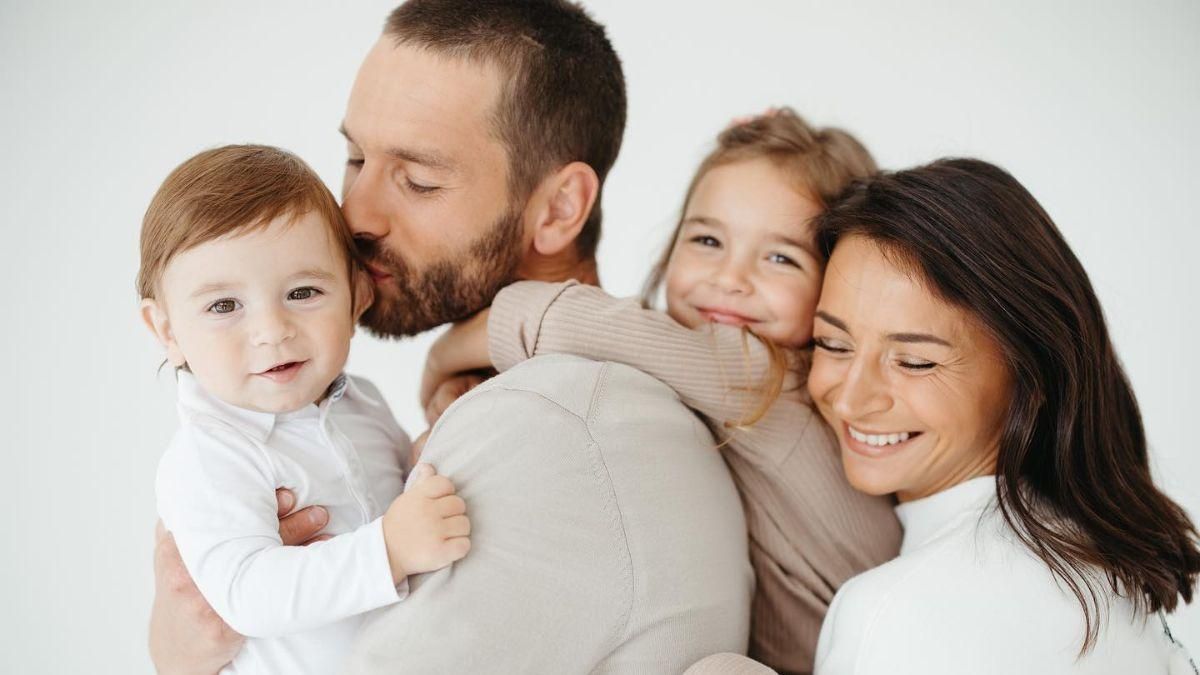 Илона Гвоздева с детьми вернулась в Украину фото встречи с мужем - Showbiz Илона Гвоздева с детьми вернулась в Украину фото встречи с мужем - Showbiz