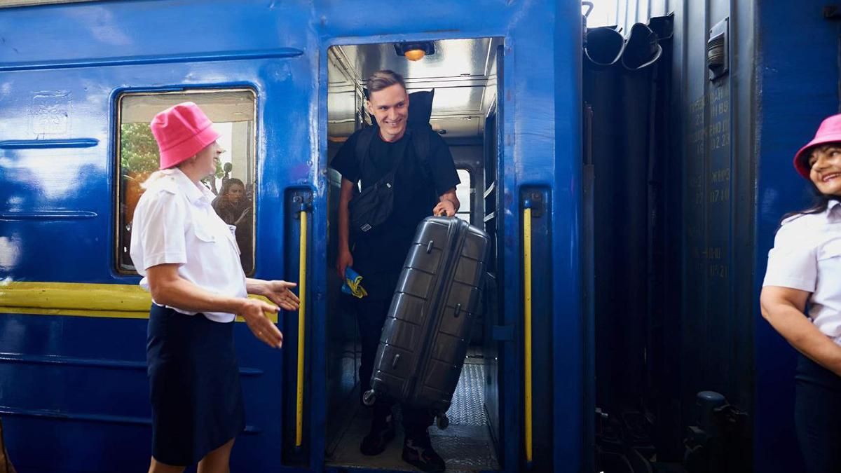 Участник Kalush Orchestra приехал в Киев"Стефания Экспресс"  фото с вокзала - Showbiz