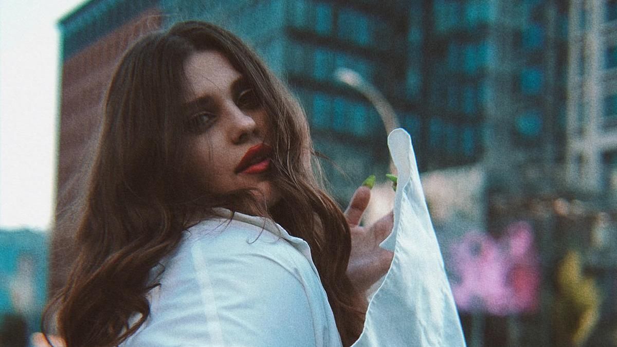 "Машину сокирою покоцали" солістка KAZKA побачила, як російські окупанти розгромили її дім - Showbiz "Машину сокирою покоцали" солістка KAZKA побачила, як російські окупанти розгромили її дім - Showbiz