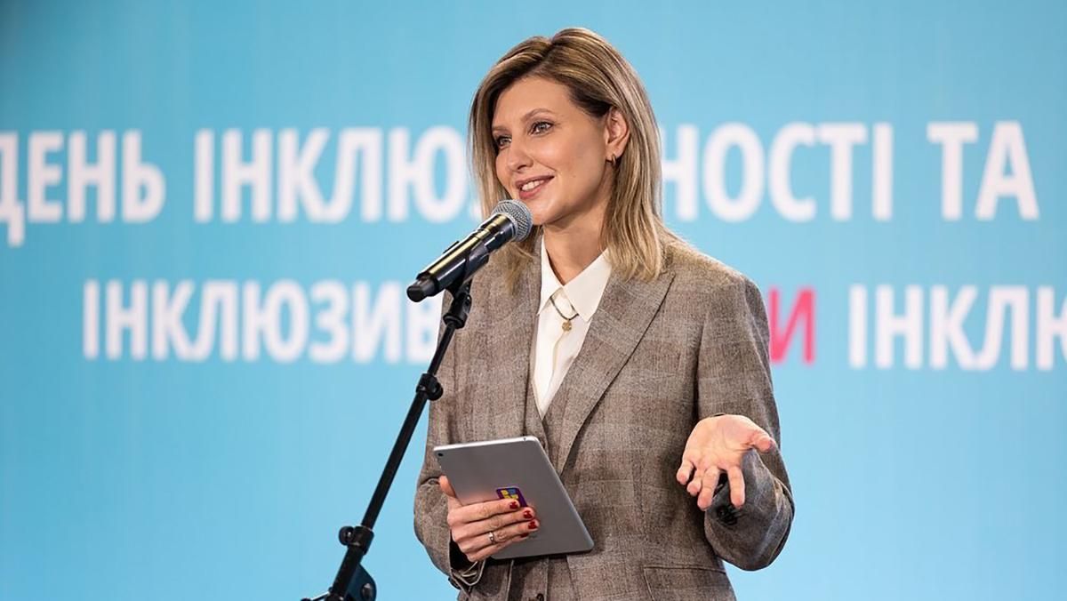 Олена Зеленська вперше за час війни запустила аудіогід  в якій столиці тепер звучить українська - Showbiz