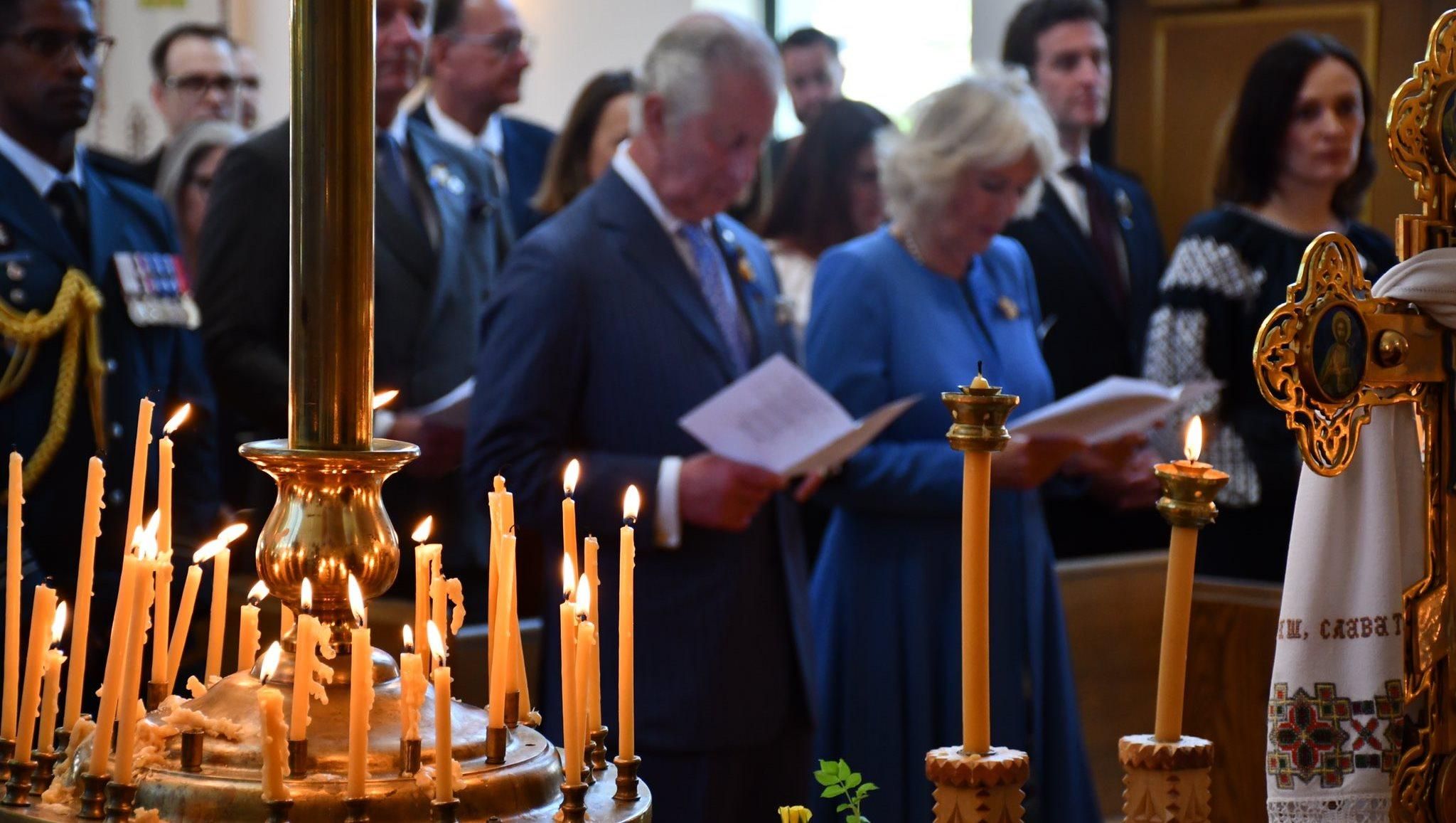 С сине-желтыми лентами Чарльз и Камилла побывали на службе в Украинском соборе в Канаде - Showbiz С сине-желтыми лентами Чарльз и Камилла побывали на службе в Украинском соборе в Канаде - Showbiz