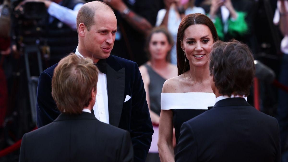 У чорній сукні з оголеними плечима Кейт Міддлтон зачарувала елегантністю на червоній доріжці - Showbiz У чорній сукні з оголеними плечима Кейт Міддлтон зачарувала елегантністю на червоній доріжці - Showbiz