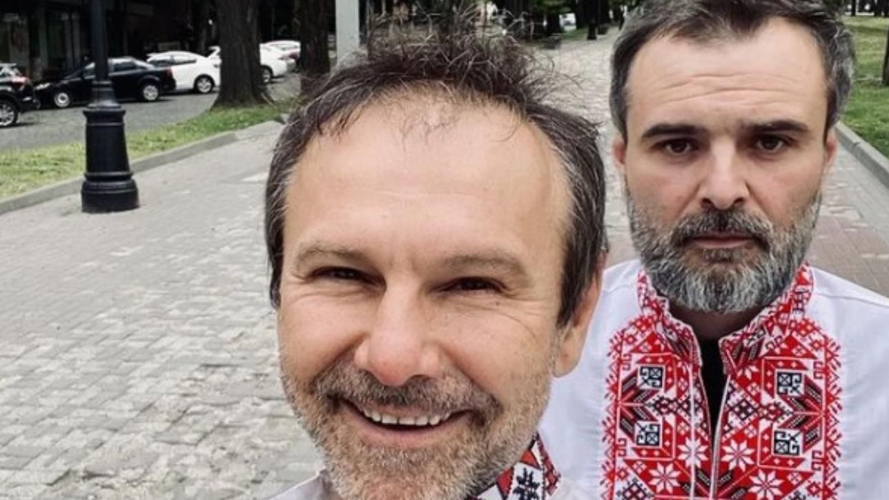 Два брата – два настроения  Святослав Вакарчук показал редкое семейное фото в вышиванках - Showbiz