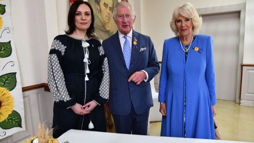 Принцу Чарльзу в Канаді подарували відому українську марку про російський корабель
