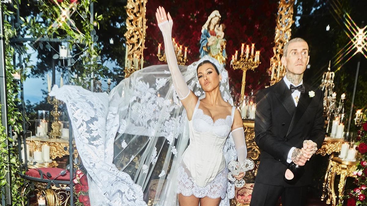 Кортни Кардашян вышла замуж за Тревиса Баркера первые фото со свадьбы в Италии - Showbiz Кортни Кардашян вышла замуж за Тревиса Баркера первые фото со свадьбы в Италии - Showbiz