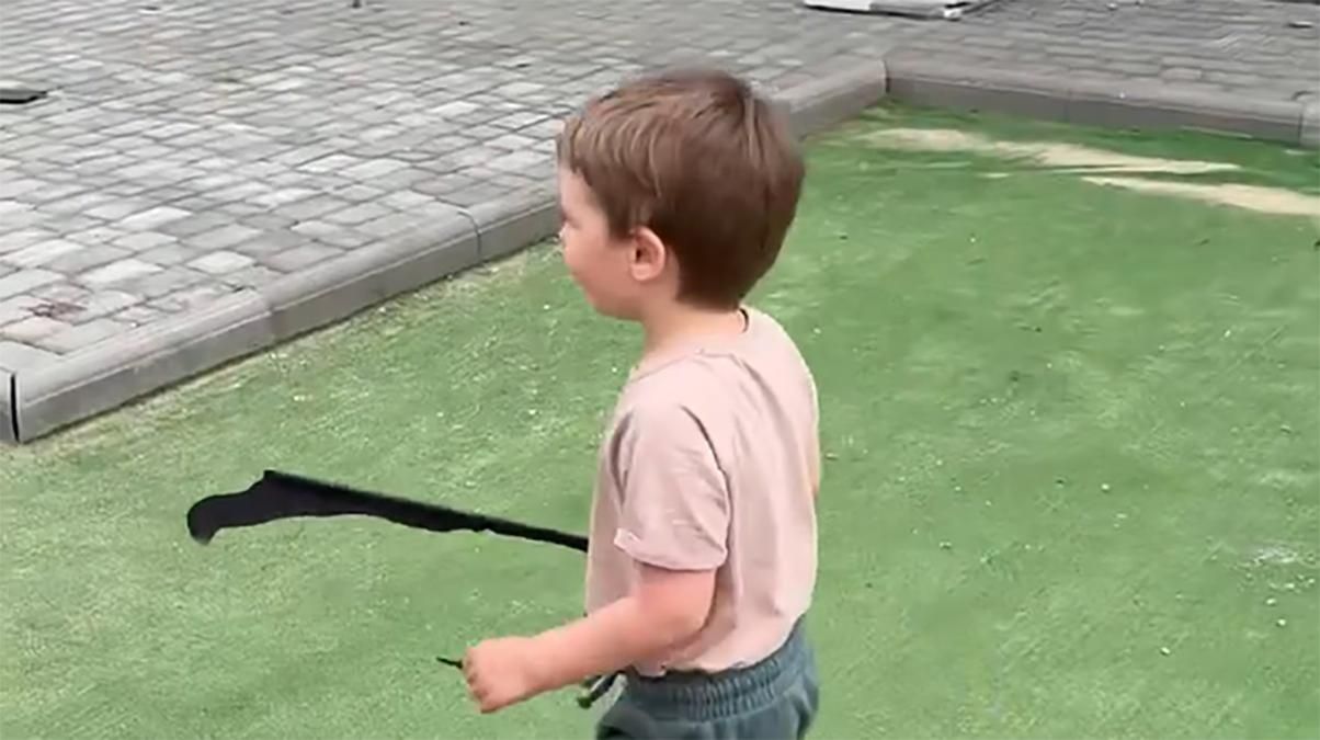 "Денацифікували" Тарабарова показала, як її 3-річний син грається на потрощеному майданчику - Showbiz "Денацифікували" Тарабарова показала, як її 3-річний син грається на потрощеному майданчику - Showbiz