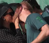 Меган Маркл повторила славнозвісний поцілунок з принцом Гаррі після гри у поло: відео