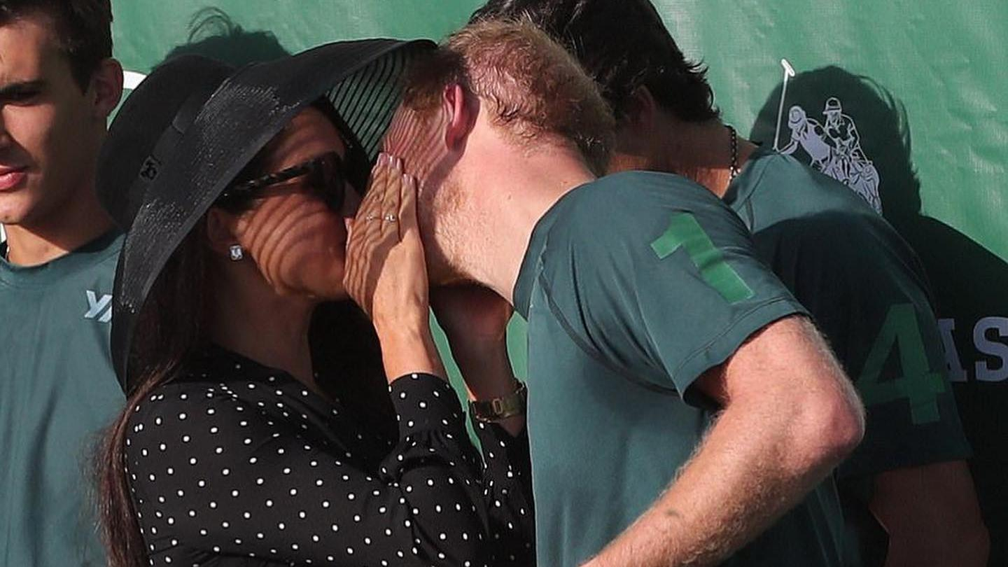 Меган Маркл повторила знаменитый поцелуй с принцем Гарри после игры в поло  видео - Showbiz
