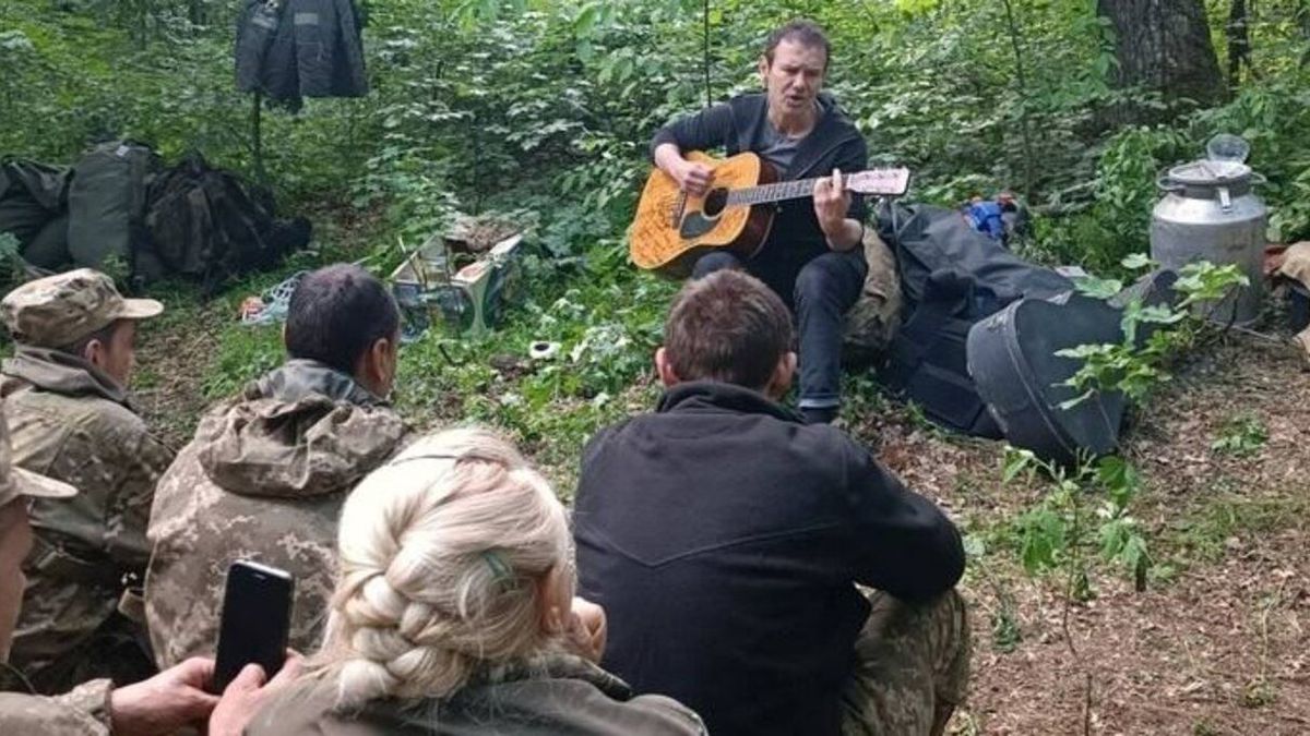 Святослав Вакарчук навідався до мотопіхотної бригади  фото музиканта з військовими - Showbiz