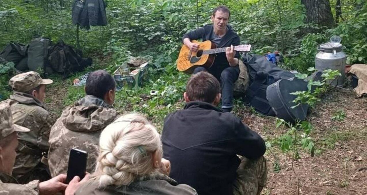 Святослав Вакарчук посетил мотопехотную бригаду  фото музыканта с военными - Showbiz