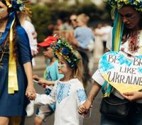 Місце України завжди було і буде у Європі, – Зеленська про Марші вишиванок у Празі та Лондоні